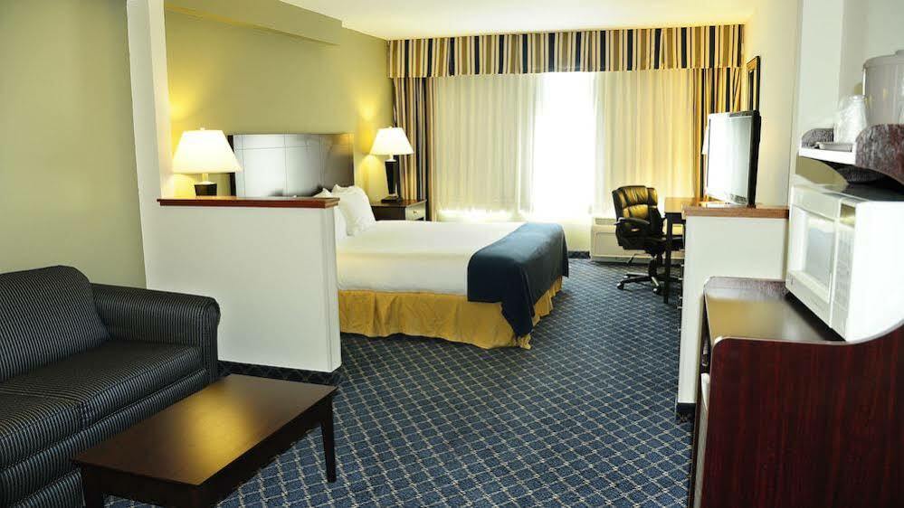 Holiday Inn Express - Delafield By Ihg Exteriör bild