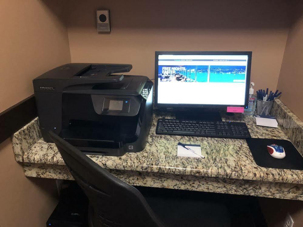 Holiday Inn Express - Delafield By Ihg Exteriör bild